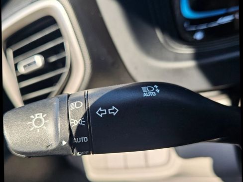 Used 2023 Hyundai Venue SEL image 17