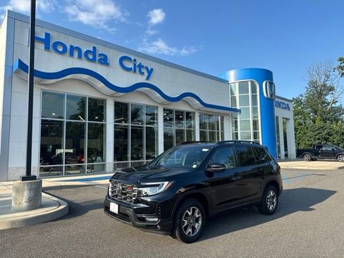 Used 2023 Honda Passport TrailSport image 2
