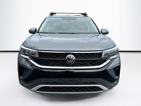 Used 2022 Volkswagen Taos SE FWD image 2