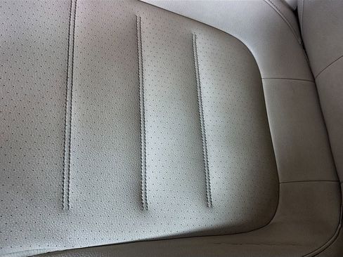 Used 2011 Volkswagen Touareg Sport image 19