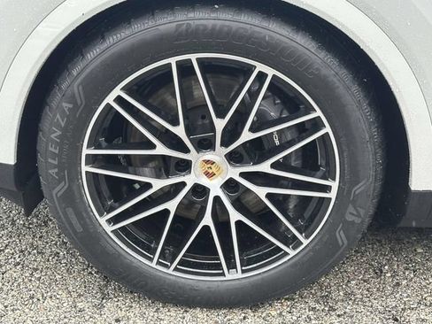 Used 2024 Porsche Cayenne AWD/4WD image 12