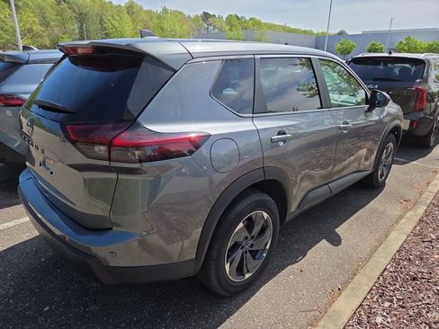 Used 2025 Nissan Rogue SV image 3