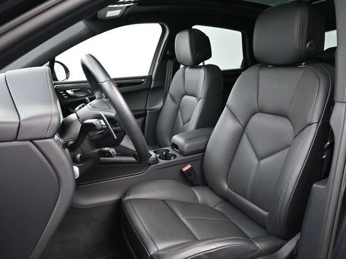 Certified 2025 Porsche Macan w/ Premium Package Plus AWD/4WD image 5