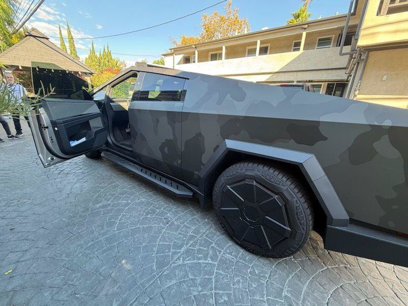 Used 2025 Tesla Cybertruck Cyberbeast AWD/4WD image 2