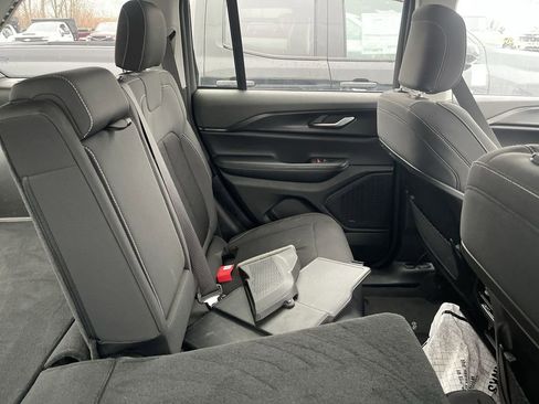 Used 2023 Jeep Grand Cherokee Laredo w/ Luxury Tech Group I AWD/4WD image 9