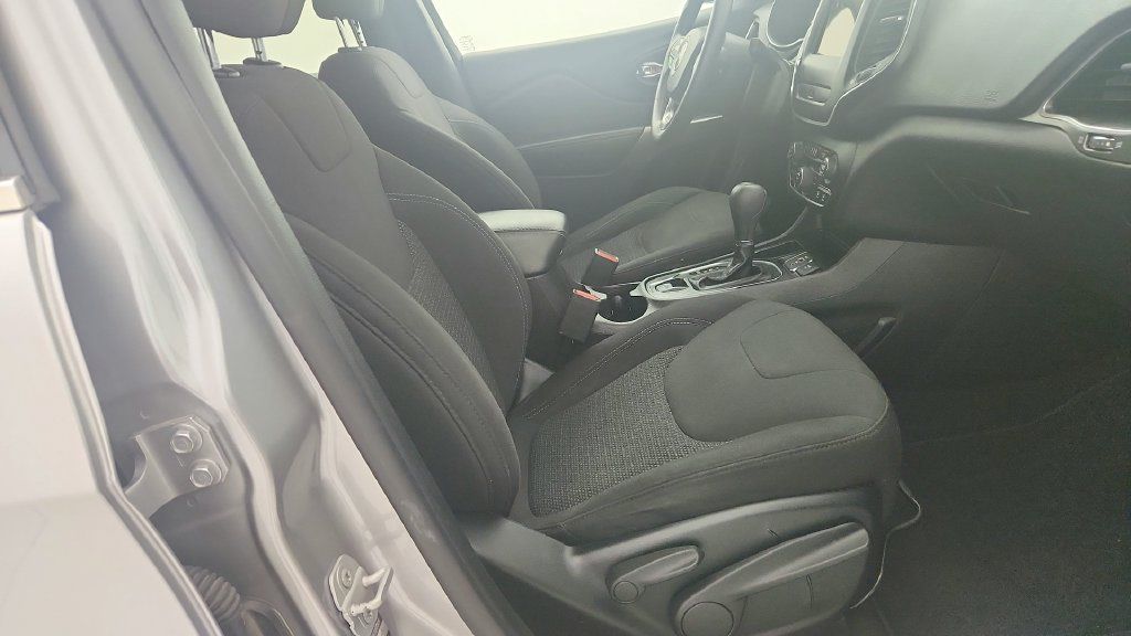 Used 2019 Jeep Cherokee Latitude w/ Popular Appearance Group FWD image 27
