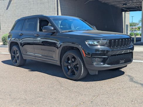 Used 2023 Jeep Grand Cherokee Altitude AWD/4WD image 37