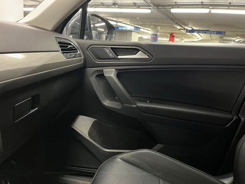 Used 2020 Volkswagen Tiguan SE w/ Panoramic Sunroof Package image 30