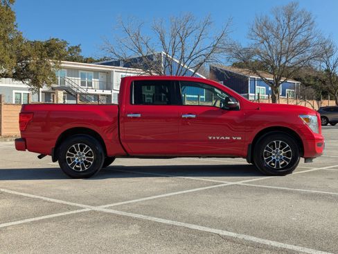 Used 2020 Nissan Titan SV image 3