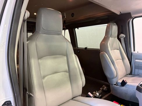 Used 2014 Ford E-250 and Econoline 250 w/ Power Group image 18
