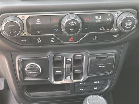Used 2023 Jeep Gladiator Sport AWD/4WD image 17