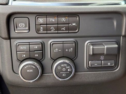 New 2025 Chevrolet Suburban Premier image 33