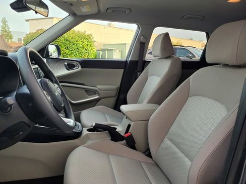 Certified 2025 Kia Soul LX w/ LX Technology Package image 13