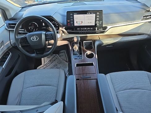 Used 2023 Toyota Sienna LE image 12