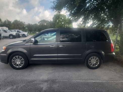 Used 2015 Chrysler Town & Country Touring-L w/ Driver Convenience Group FWD image 2