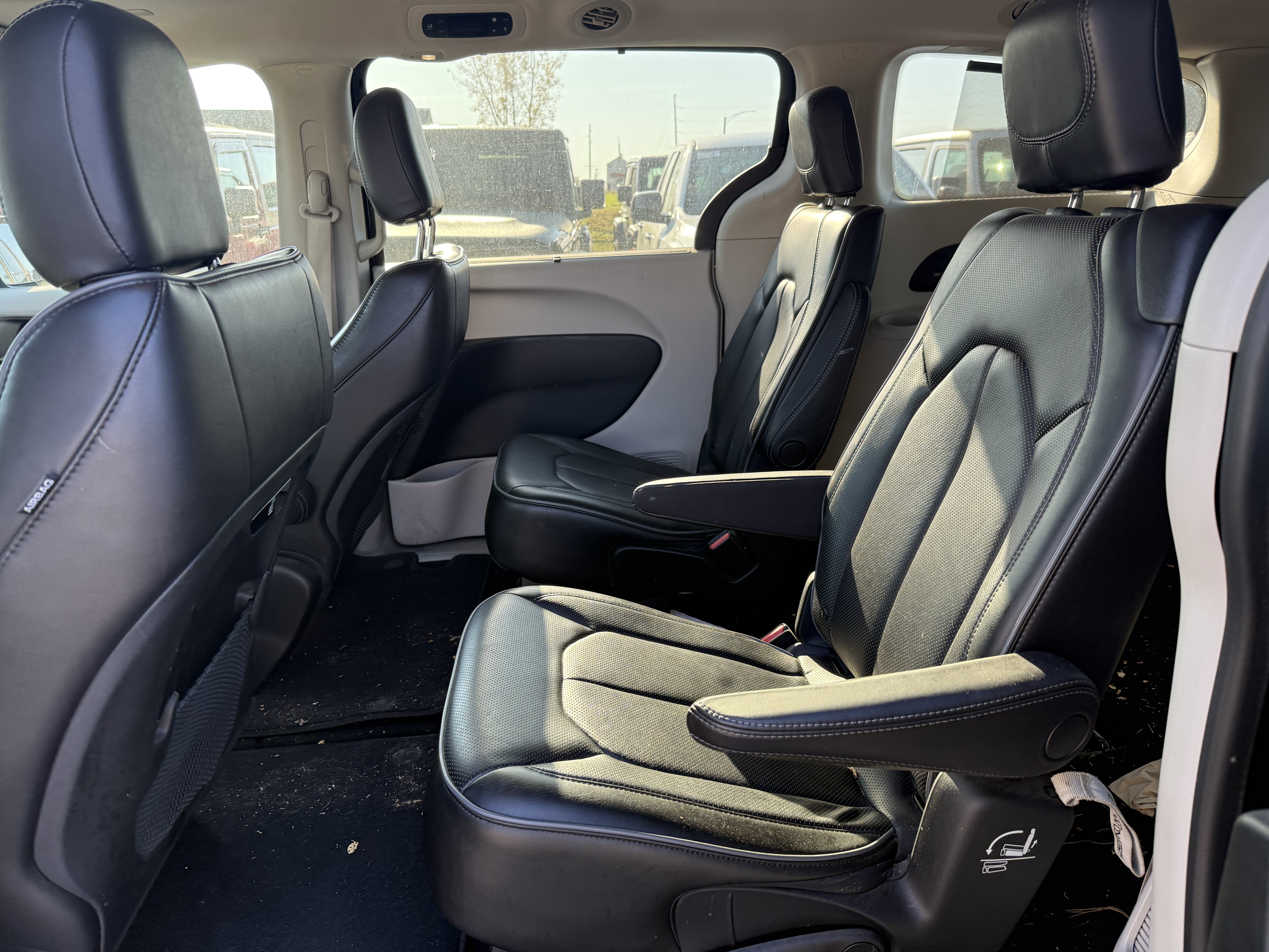 Used 2019 Chrysler Pacifica Limited w/ Tire & Wheel Group FWD image 4