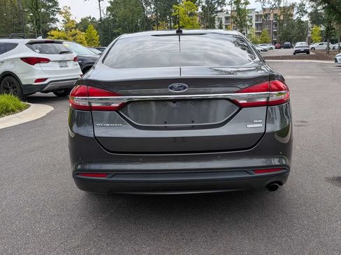 Used 2017 Ford Fusion SE w/ Fusion SE Technology Package FWD image 6