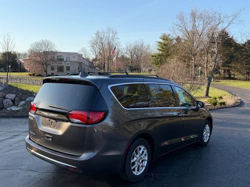 Used 2020 Chrysler Pacifica Touring FWD image 4