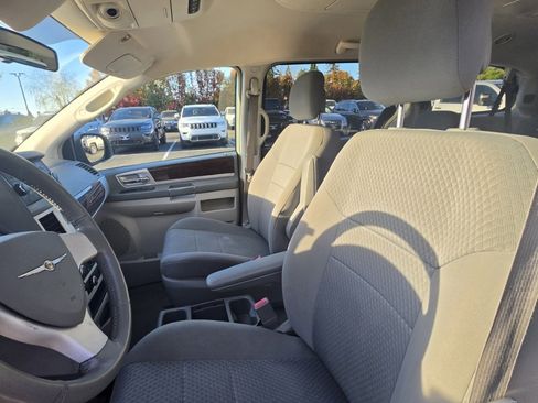 Used 2010 Chrysler Town & Country Touring FWD image 11
