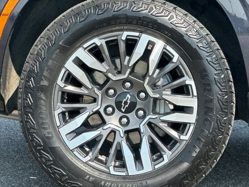 Used 2025 Chevrolet Suburban Z71 w/ Z71 Off-Road Package AWD/4WD image 29