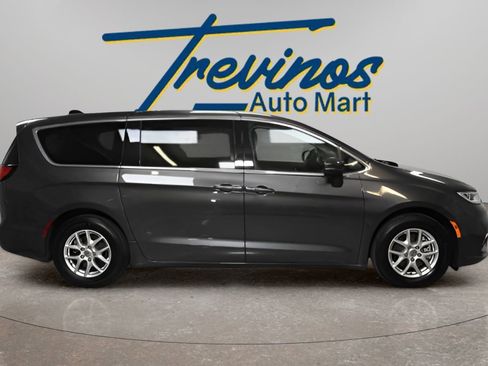 Used 2023 Chrysler Pacifica Touring-L FWD image 5