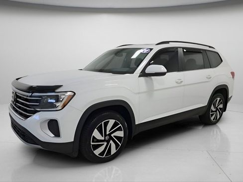 Used 2024 Volkswagen Atlas SE w/ Panoramic Sunroof Package AWD/4WD image 3