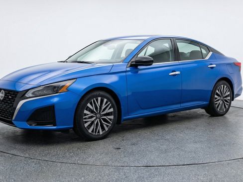 Used 2025 Nissan Altima 2.5 SV FWD image 3