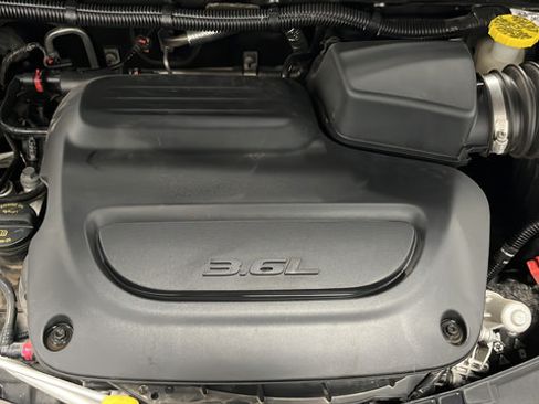 Used 2024 Chrysler Pacifica Touring-L FWD image 27