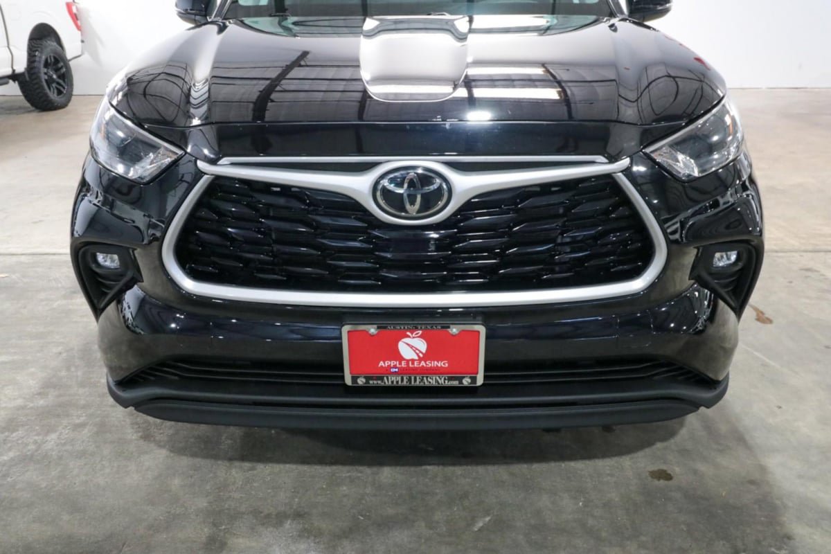 Used 2022 Toyota Highlander LE FWD image 4