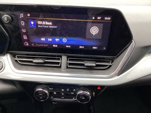 Used 2025 Chevrolet Trax LT w/ LT Convenience Package image 14