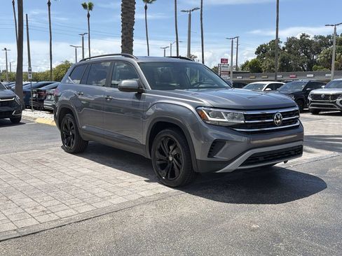 Used 2023 Volkswagen Atlas SE w/ Panoramic Sunroof Package FWD image 2