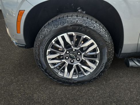 Used 2025 Chevrolet Suburban Z71 AWD/4WD image 13