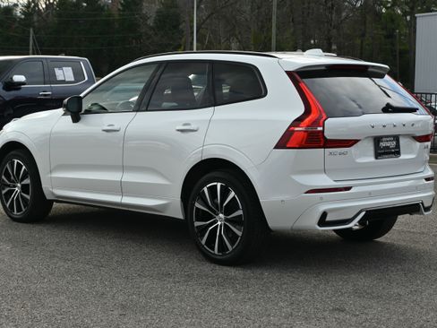 Used 2025 Volvo XC60 B5 Plus image 12