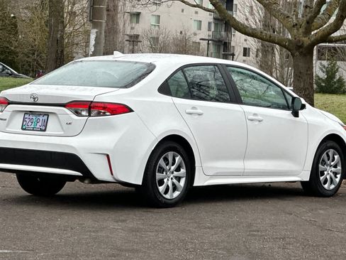 Used 2022 Toyota Corolla LE image 2