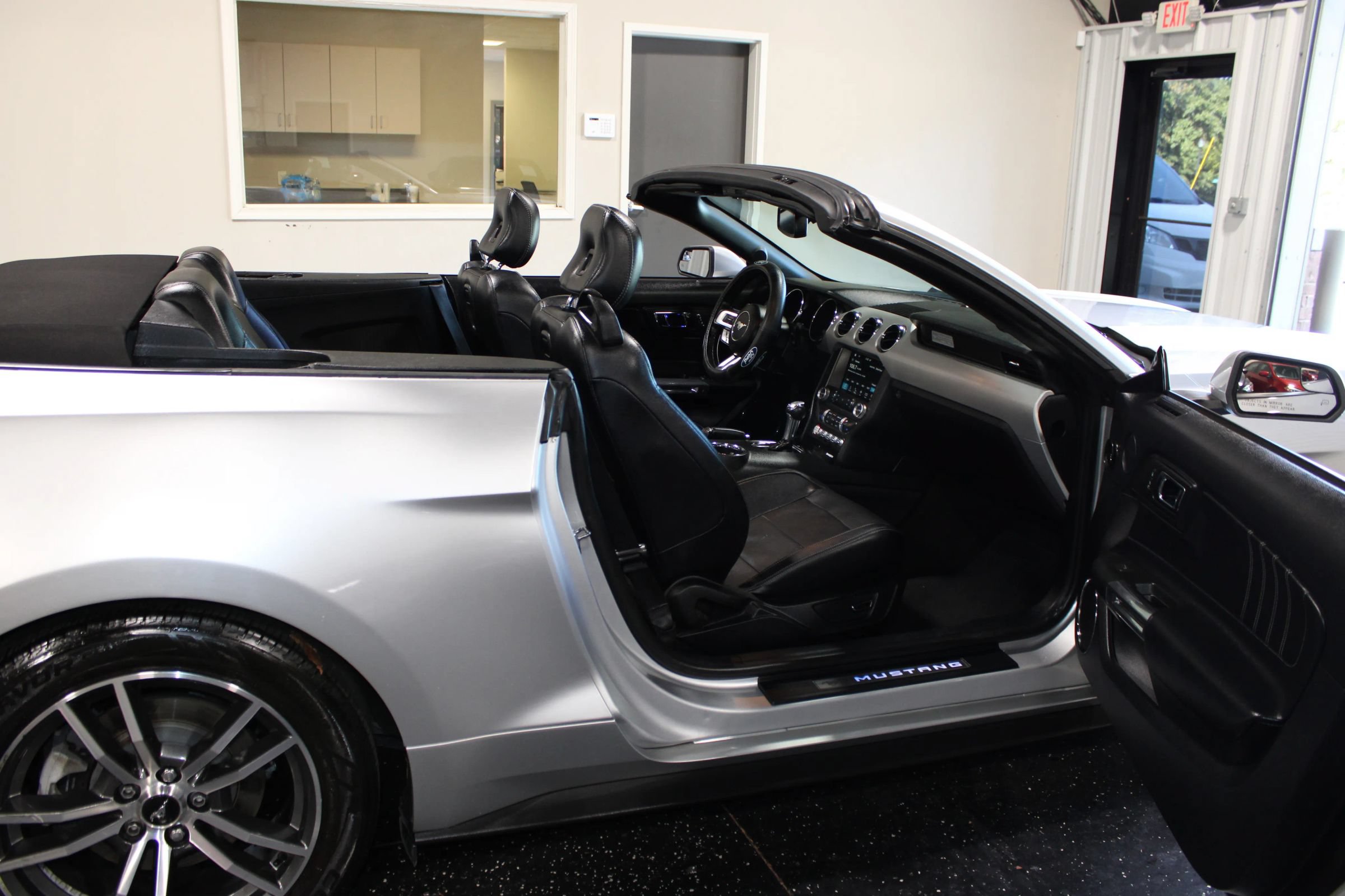 Used 2016 Ford Mustang Convertible RWD image 36