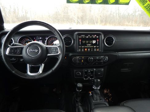 Used 2019 Jeep Wrangler Unlimited Sahara w/ Uconnect 4C Nav & Sound Group image 17