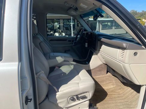 Used 2002 Cadillac Escalade Luxury image 13