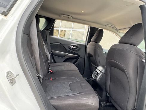 Used 2020 Jeep Cherokee Latitude FWD image 29