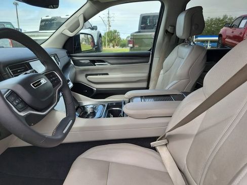 Used 2024 Jeep Wagoneer L Series II image 12