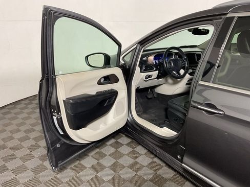 Used 2017 Chrysler Pacifica Touring-L Plus image 18