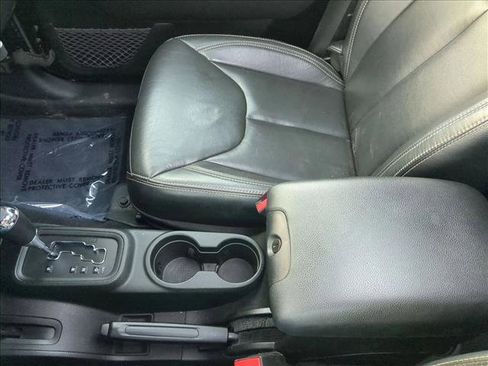 Used 2018 Jeep Wrangler Unlimited Rubicon w/ Connectivity Group image 19