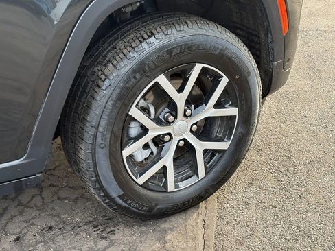 Used 2024 Jeep Grand Cherokee Limited w/ Luxury Tech Group II RWD image 9