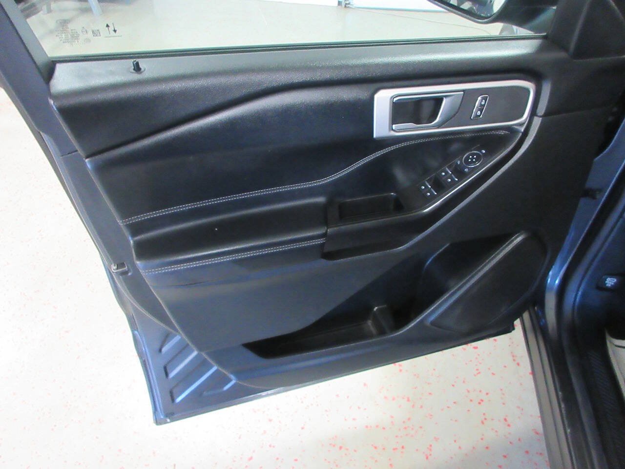 Used 2020 Ford Explorer XLT w/ Equipment Group 202A AWD/4WD image 31