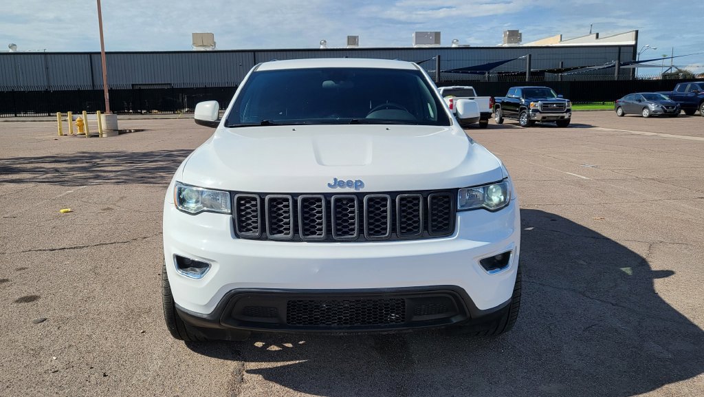 Used 2018 Jeep Grand Cherokee Laredo RWD image 3