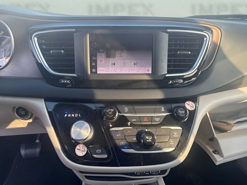 Used 2023 Chrysler Voyager LX FWD image 12