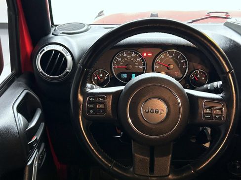 Used 2016 Jeep Wrangler Unlimited Sahara w/ Connectivity Group AWD/4WD image 12