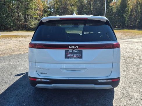 Used 2023 Kia Carnival LX image 3