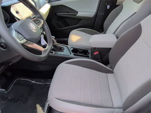 Used 2024 Volkswagen Taos SE image 17