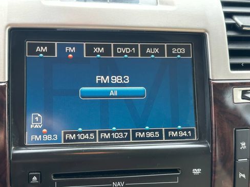 Used 2010 Cadillac Escalade Premium image 38