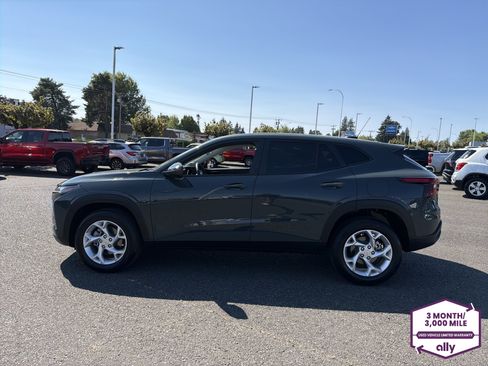 Used 2025 Chevrolet Trax LS w/ LS Convenience Package FWD image 2